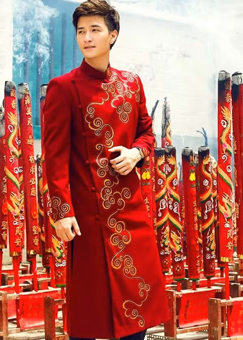 Huỳnh Anh toát lên vẻ điển trai khi mặc áo dài nam. Ảnh: Dân Việt