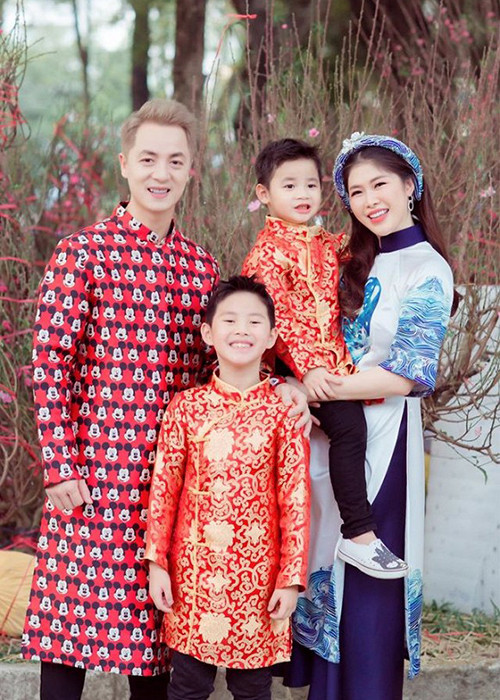 Nam ca sĩ muốn các con giữ gìn Tết xưa qua trang phục.