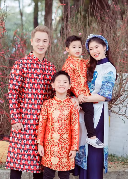 Nam ca sĩ muốn các con giữ gìn Tết xưa qua trang phục.