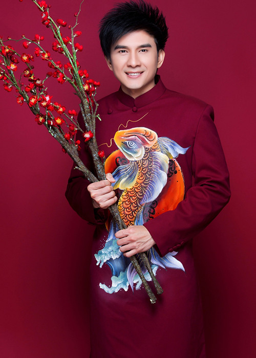 Mặc áo dài, Đan Trường toát lên phong thái đĩnh đạc. Ảnh: Thế giới điện ảnh