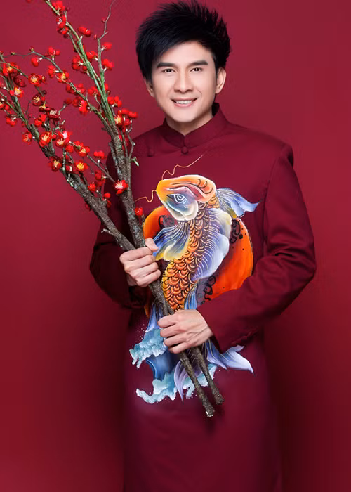 Mặc áo dài, Đan Trường toát lên phong thái đĩnh đạc. Ảnh: Thế giới điện ảnh