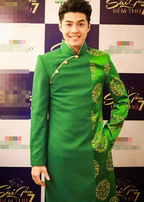 Nam ca sĩ trẻ trung khi khoác lên người mẫu áo dài cách tân. Ảnh: Pháp luật plus