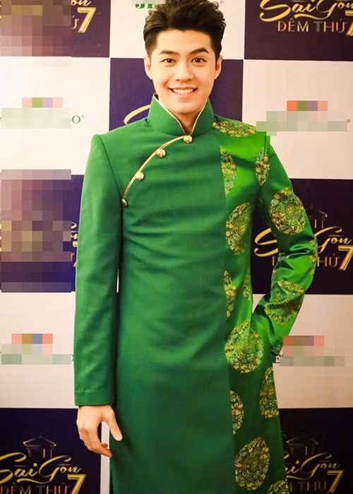 Nam ca sĩ trẻ trung khi khoác lên người mẫu áo dài cách tân. Ảnh: Pháp luật plus