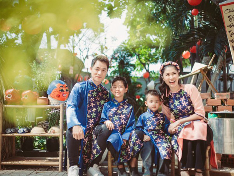 Đăng Khôi và vợ con thường xuyên mặc áo dài đón Tết.