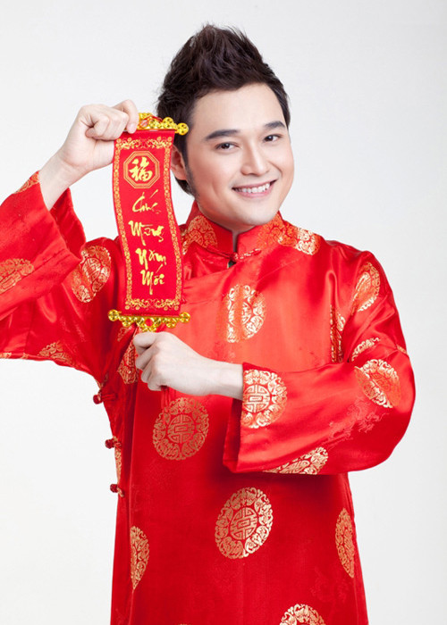 Đúng với không khí ngày Tết, Quang Vinh chọn áo dài tông đỏ. Ảnh: Ngôi sao