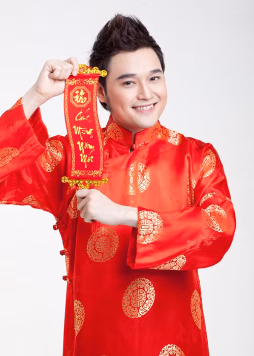 Đúng với không khí ngày Tết, Quang Vinh chọn áo dài tông đỏ. Ảnh: Ngôi sao