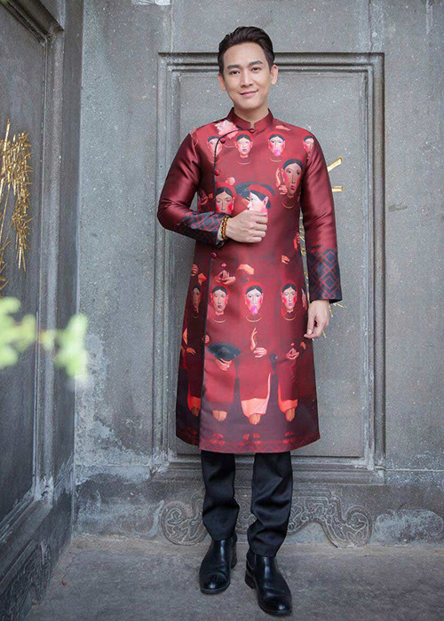 Hứa Vĩ Văn cũng đẹp trai ngời ngời khi diện áo dài đỏ. Ảnh: Khám phá