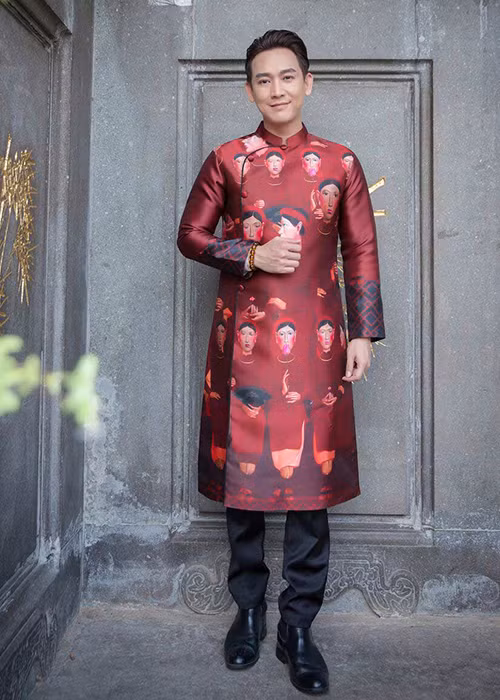 Hứa Vĩ Văn cũng đẹp trai ngời ngời khi diện áo dài đỏ. Ảnh: Khám phá