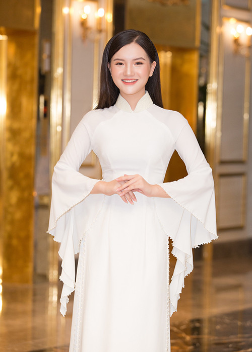 Bên cạnh đó, các cô gái sinh năm 2002 cũng tham gia vào “đường đua” Hoa hậu Việt Nam năm nay. Trong ảnh là Hoàng Tú Quỳnh từng đạt giải Hoa khôi Áo dài Việt Nam 2019.