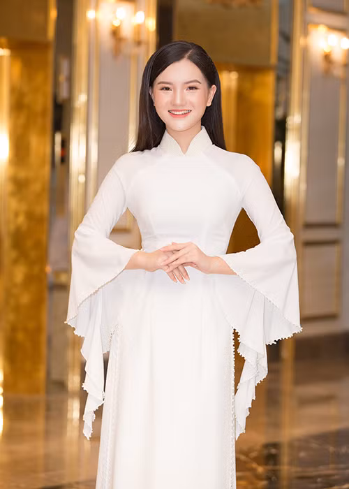 Bên cạnh đó, các cô gái sinh năm 2002 cũng tham gia vào “đường đua” Hoa hậu Việt Nam năm nay. Trong ảnh là Hoàng Tú Quỳnh từng đạt giải Hoa khôi Áo dài Việt Nam 2019.