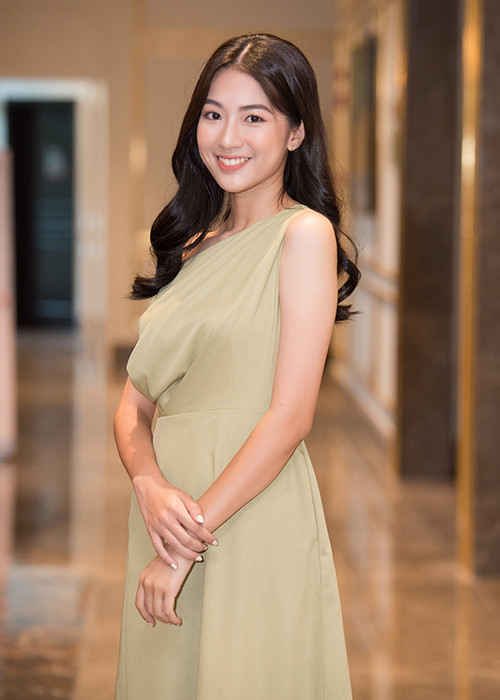 Hà Thi có vẻ ngoài xinh xắn.