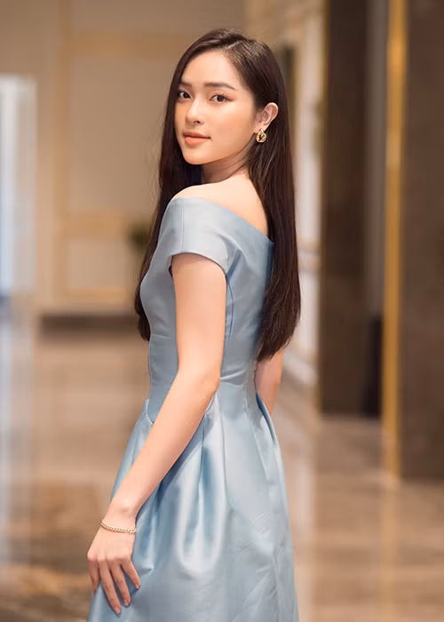 Nàng mẫu ảnh sinh năm 1998 sở hữu nhan sắc được ví như “phép cộng” hoàn hảo giữa 2 hot girl Châu Bùi và Hạ Vi.