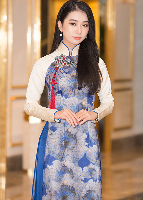 Trong buổi sơ khảo, Võ Thị Ý Nhi khoe sắc trong tà áo dài truyền thống.