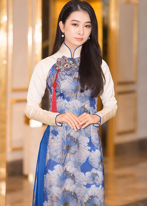 Trong buổi sơ khảo, Võ Thị Ý Nhi khoe sắc trong tà áo dài truyền thống.