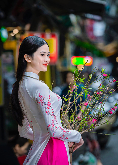 Thu Phương sinh năm 2000, đến từ Bắc Ninh. Năm 2019, cô đoạt danh hiệu Hoa khôi Người đẹp Kinh Bắc.