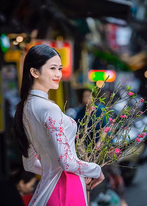 Thu Phương sinh năm 2000, đến từ Bắc Ninh. Năm 2019, cô đoạt danh hiệu Hoa khôi Người đẹp Kinh Bắc.