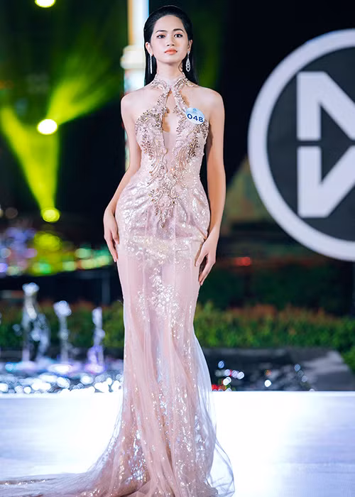 Ở sân chơi Hoa hậu Thế giới Việt Nam, Thu Phương gây ấn tượng với chiều cao 1m75, số đo ba vòng 80-63-89 cm cùng gương mặt hài hòa, đặc biệt là đôi mắt to tròn có cảm xúc, má lúm đồng tiền.