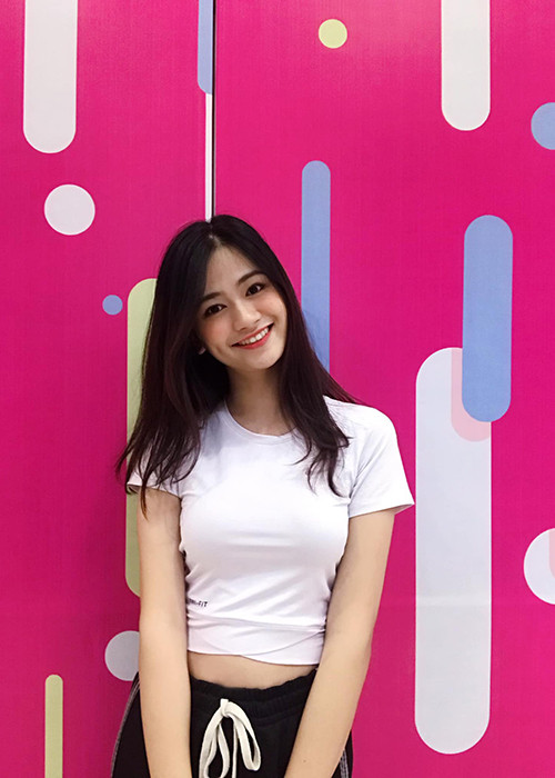 Nàng hoa khôi 20 tuổi trẻ trung với mốt áo hở eo.