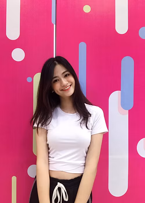 Nàng hoa khôi 20 tuổi trẻ trung với mốt áo hở eo.