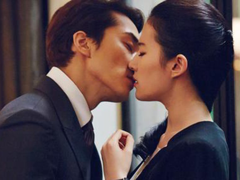 Trước tin đồn hẹn hò để PR, Song Seung Hun đáp trả: "Tôi tuyệt đối không chia tay với Lưu Diệc Phi, chúng tôi cũng không có lý do gì để phải giả vờ hẹn hò cả. Mặc dù không thể thường xuyên gặp bạn gái nhưng trong lòng tôi lúc nào cũng nhớ cô ấy".