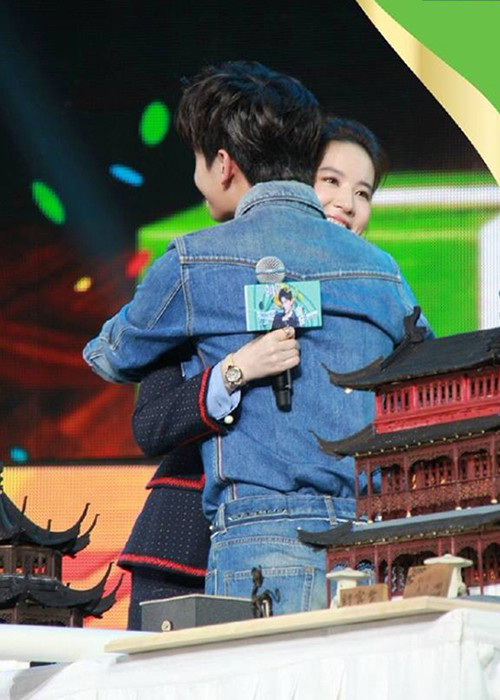 Lưu Diệc Phi và Dương Dương từng hợp tác trong phiên bản điện ảnh của bộ phim truyền hình nổi tiếng "Tam sinh tam thế". Dù không tương tác tốt trên phim nhưng tại các sự kiện quảng bá, cả hai lại có những hành động dành cho nhau rất tình cảm.