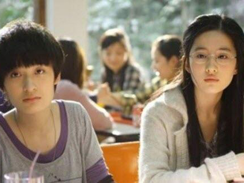 Tăng Dật Khả là ca sĩ kiêm diễn viên theo đuổi phong cách tomboy.