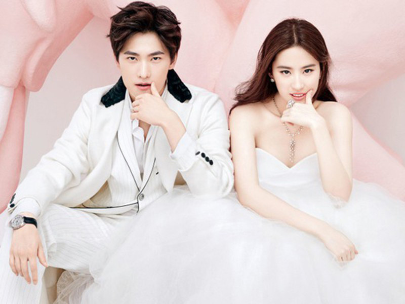 Mối quan hệ giữa Lưu Diệc Phi và Dương Dương cũng từng gây bàn tán khi có tin đồn 2 nghệ sĩ đã chính thức đăng ký kết hôn.