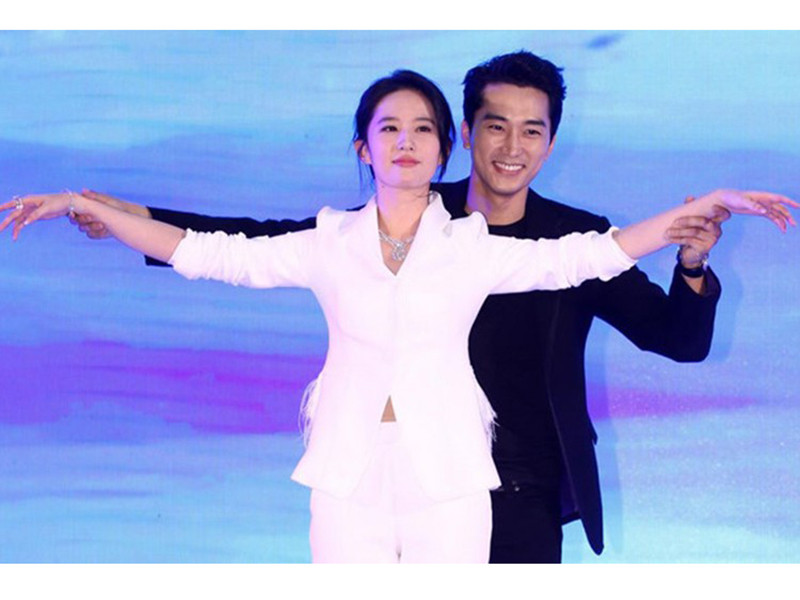 Năm 2015, khi ra mắt phim "Tình yêu thứ ba", Lưu Diệc Phi và Song Seung Hun công khai yêu nhau. Bên cạnh sự ủng hộ nhiệt tình của khán giả, cuộc tình này bị cho là chiêu trò để quảng bá phim.