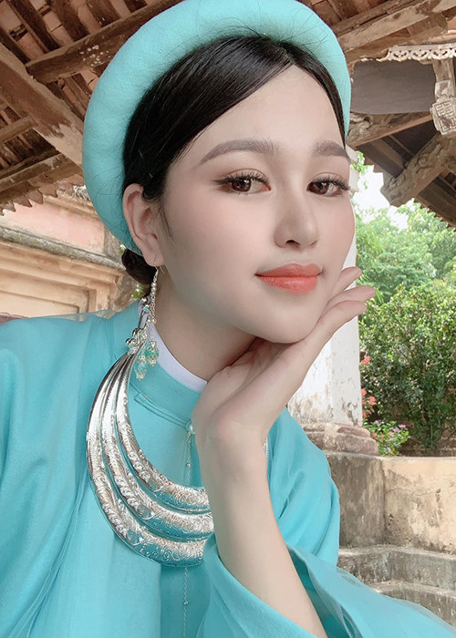 9X chia sẻ trên Vietnamnet, cô rất vui khi được so sánh với Á hậu Thụy Vân vì nghĩ ít nhất cô có gương mặt hợp với cuộc thi nhan sắc.