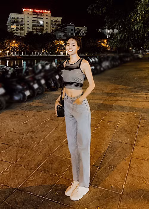 "Từ nhỏ, tôi đã có chiều cao khá nổi bật so với bạn bè cùng trang lứa và khi lớn, tôi hay được khen có đôi chân dài, thẳng, phù hợp với nghề người mẫu. Đó cũng là điều khiến tôi tự tin hơn khi tham dự Hoa hậu Việt Nam 2020", người đẹp đến từ Thanh Hóa chia sẻ.