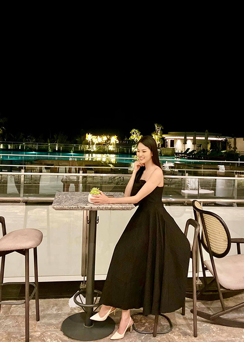 Cô cho rằng chiếc vương miện có thể còn xa vời với cô nhưng hành trình đến với nó mới thực sự đáng quý. Mời quý độc giả xem video "Đỗ Mỹ Linh đăng quang Hoa hậu Việt Nam 2016". Nguồn VTC