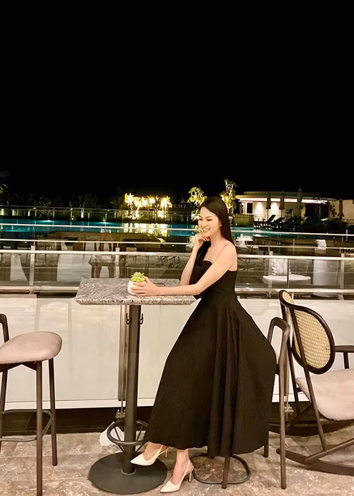 Cô cho rằng chiếc vương miện có thể còn xa vời với cô nhưng hành trình đến với nó mới thực sự đáng quý. Mời quý độc giả xem video "Đỗ Mỹ Linh đăng quang Hoa hậu Việt Nam 2016". Nguồn VTC