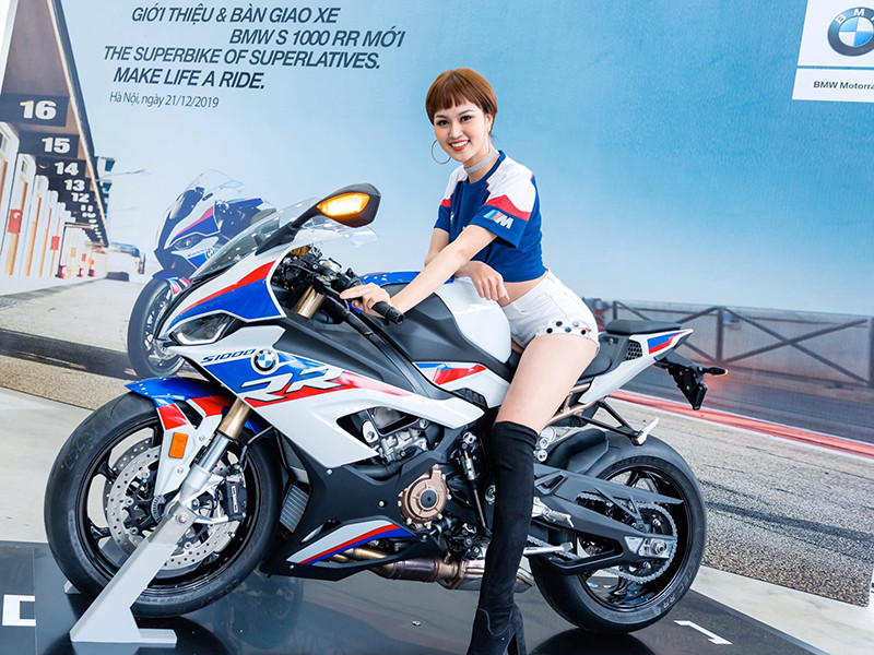 Hình ảnh Trần Thị Yến làm người mẫu xe moto.