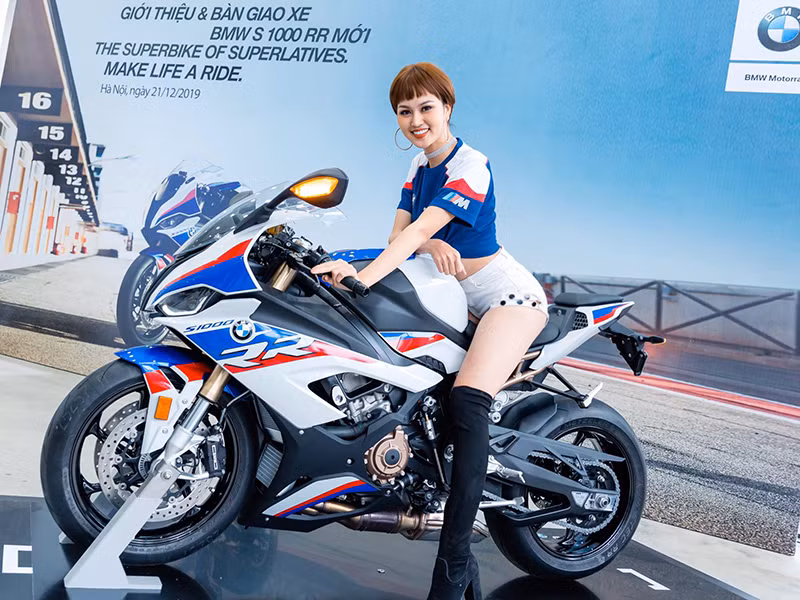 Hình ảnh Trần Thị Yến làm người mẫu xe moto.