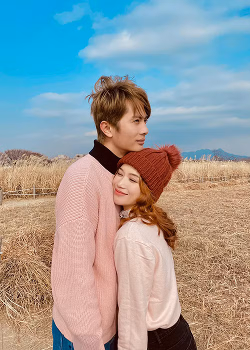 Cặp đôi tình tứ trong chuyến du lịch Hàn Quốc.