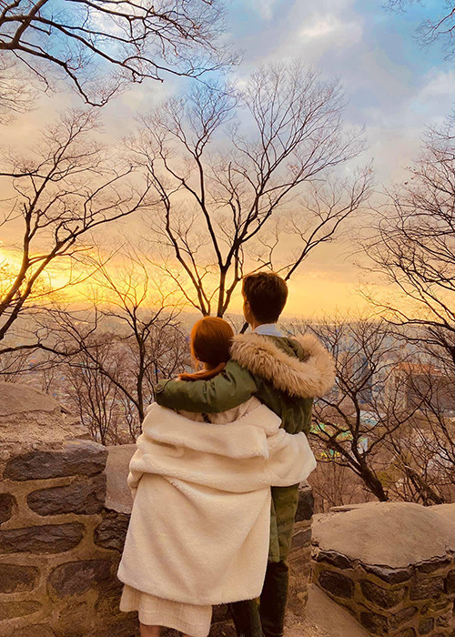 Ngoài sánh đôi dự sự kiện, đi du lịch, cặp đôi còn ra mắt gia đình.