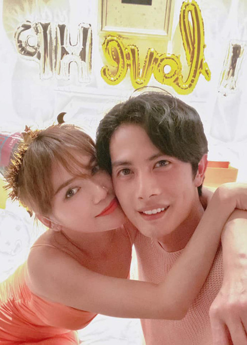 Huỳnh Phương rất chiều chuộng Sĩ Thanh. Anh tặng bạn gái iPhone 11 Pro Max, túi hàng hiệu hơn 85 triệu đồng kỷ niệm 3 tháng hẹn hò.