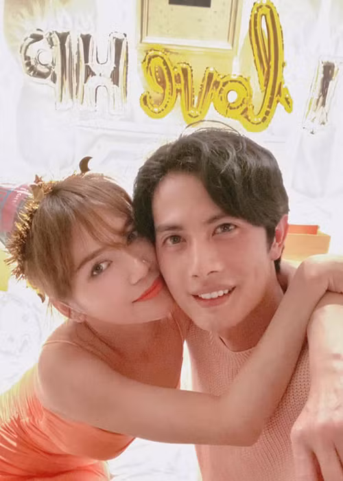 Huỳnh Phương rất chiều chuộng Sĩ Thanh. Anh tặng bạn gái iPhone 11 Pro Max, túi hàng hiệu hơn 85 triệu đồng kỷ niệm 3 tháng hẹn hò.