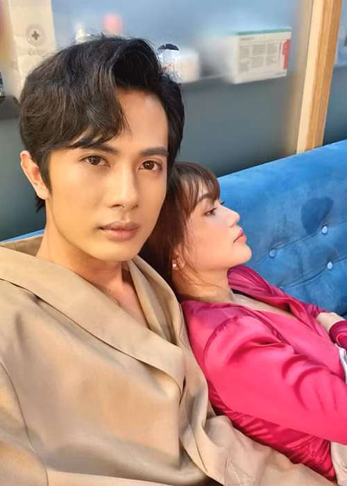 Đáng chú ý, Sĩ Thanh thường hay đăng status ẩn ý độc thân.