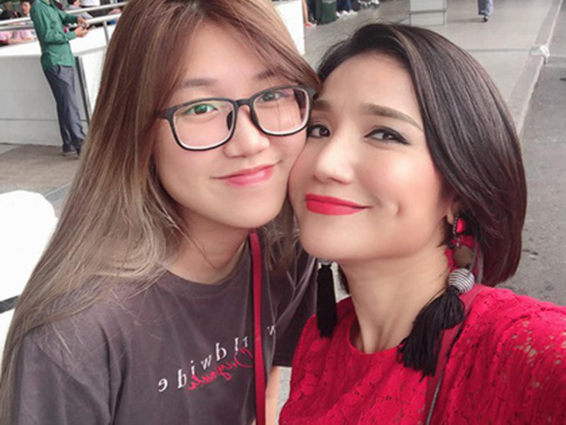 Cát Tường từng cho biết antifan lôi những người thân trong gia đình cô để xúc phạm, bôi nhọ hình ảnh. Theo đó, con gái của Cát Tường bị chỉ trích chỉ vì sơn móng tay, không biết đi xe máy, thậm chí là bị tung tin nhảm đi "làm gái" bên Australia.