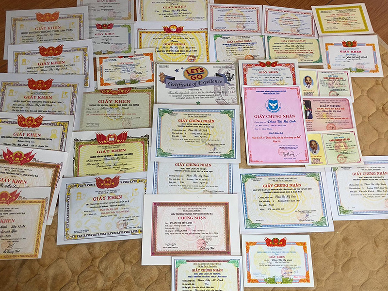 Huy Cung đáp trả tin đồn về Mỹ Linh bằng cách đăng hàng chục giấy khen các loại từ thời Mỹ Linh đi học. Anh còn gọi điện ba mặt một lời với người tung tin về Mỹ Linh.