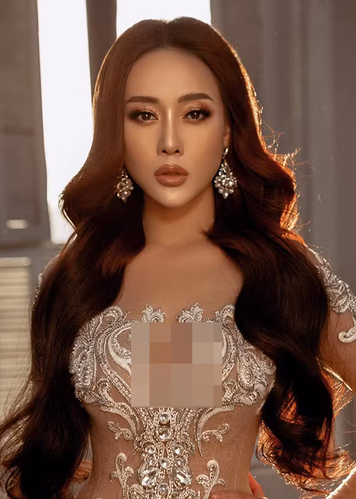 Phương Oanh cho biết, trước đây, cô có chia sẻ rằng ngày mới ra trường, cô không nề hà bất cứ công việc gì miễn là lao động chân chính, ví như rửa bát, phát tờ rơi và lúc đó Phương Oanh chọn phát tờ rơi. Tuy nhiên, thông tin này bị thổi phồng, tam sao thất bản.