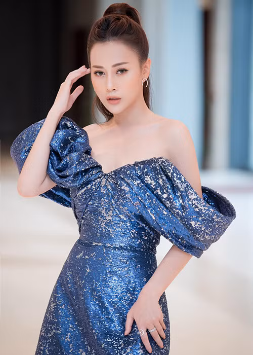 Phương Oanh cũng khẳng định chưa bao giờ cô phải nuôi gia đình và việc tự lập sớm có ý nghĩa hoàn toàn khác với nuôi gia đình. Bên cạnh đó, nữ diễn viên cho rằng việc đổi nhà là chuyện rất bình thường, đồng nghiệp của cô còn giỏi giang hơn.