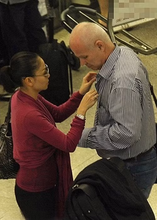 Thu Minh cũng chăm sóc chồng tận tình.