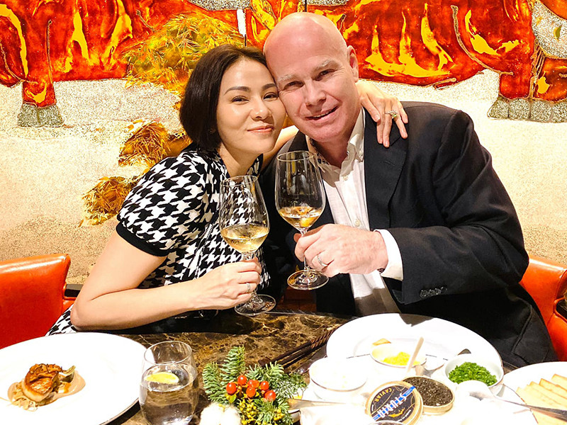 Thu Minh từng cùng chồng vượt qua sóng gió, ồn ào trong kinh doanh. Có lẽ vì thế, tình cảm của cặp đôi này ngày càng mặn nồng.