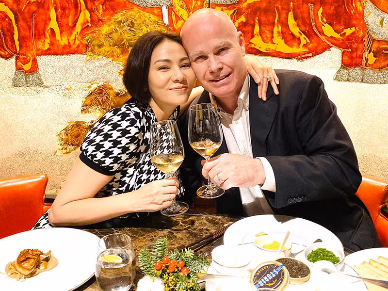 Thu Minh từng cùng chồng vượt qua sóng gió, ồn ào trong kinh doanh. Có lẽ vì thế, tình cảm của cặp đôi này ngày càng mặn nồng.