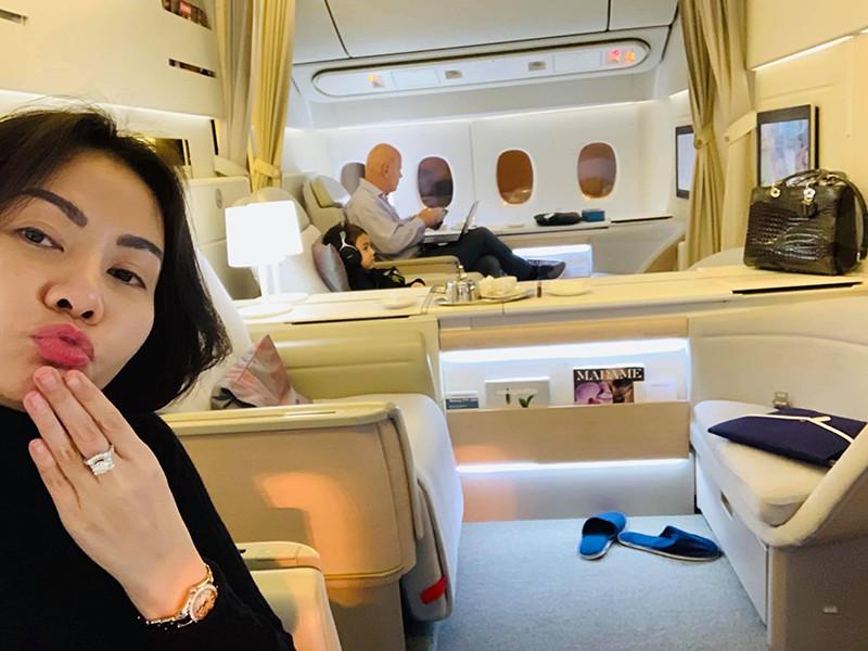 "Anh nói rằng khi Gấu 23 tuổi thì anh đã 82 tuổi. Lúc đó con mình nó vào đời, sẽ có những vấp ngã và cần mình ở đó để chia sẻ, đồng hành. Anh ấy sợ anh không làm được điều đó, anh không an tâm. Anh ấy không muốn có thêm đứa nữa, với anh như thế là đủ", nữ ca sĩ tâm sự trên Thời đại plus.