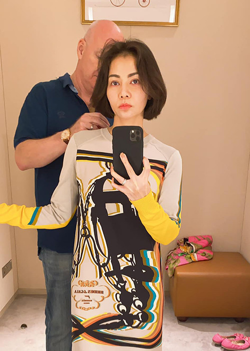 Doanh nhân Otto để tâm đến sở thích của Thu Minh, chăm chút cho vợ từng chút một từ chỉnh váy áo đến đi giày.