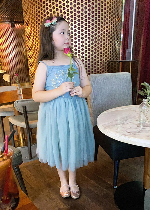 6 tuổi, con gái của Elly Trần sở hữu vẻ ngoài đáng yêu với nước da trắng, mái tóc nâu xoăn tự nhiên, đôi mắt to tròn, miệng hồng chúm chím.
