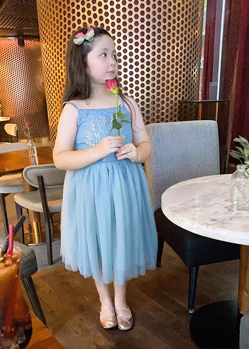 6 tuổi, con gái của Elly Trần sở hữu vẻ ngoài đáng yêu với nước da trắng, mái tóc nâu xoăn tự nhiên, đôi mắt to tròn, miệng hồng chúm chím.